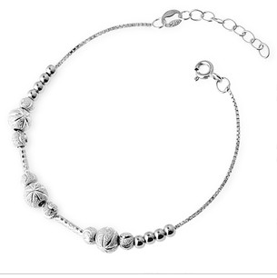Fashionable silver bracelet